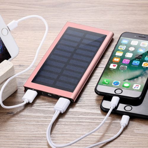 chargeur solaire rechargeant plusieurs  iphone simultanément sur une table