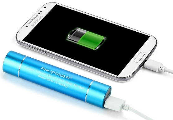 smartphone en train de recharger à l aide d une petite batterie externe bleue